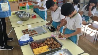 おにぎり遠足(年長さん:おにぎり作り)