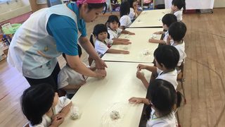 おにぎり遠足(年少さん:おにぎり作り)
